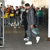 Emre Can trägt eine grüne Tasche.