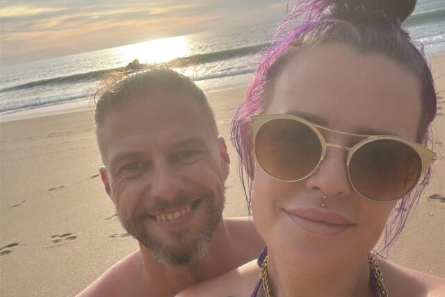 Martin und Leah am Strand in Thailand