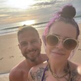 Martin und Leah am Strand in Thailand