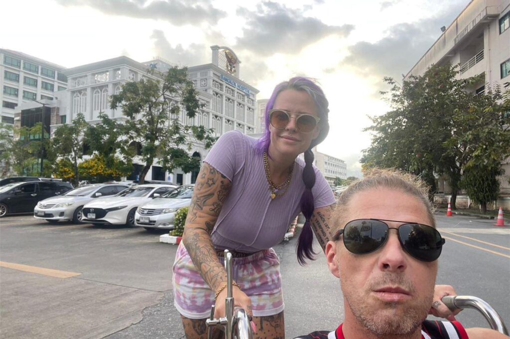 Leah und Martin vor dem Krankenhaus in Thailand. Leah und Martin vor dem Krankenhaus in Thailand.