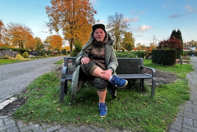 Obdachloser Daniel (50) sitzt auf einer Bank