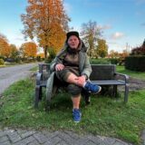 Obdachloser Daniel (50) sitzt auf einer Bank