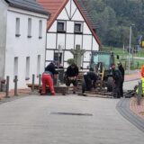 Arbeiter nehmen Straßenpflaster auf