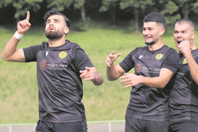 Rimon Haji (l., hier mit Emre Kücukaycan und Marko Milovanovic) jubelt.