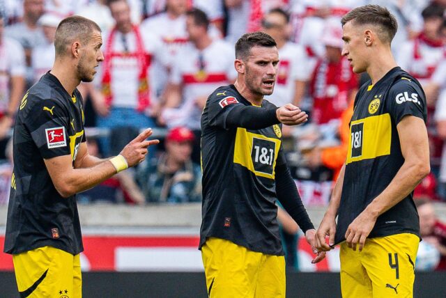 Pascal Groß streckt seine linke Hand aus.