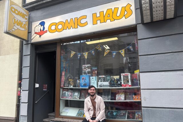 Das „Comic Haus“ von außen. Davor sitzend: Sammler und Filialleiter Pawél Podanjow.