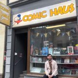 Das „Comic Haus“ von außen. Davor sitzend: Sammler und Filialleiter Pawél Podanjow.