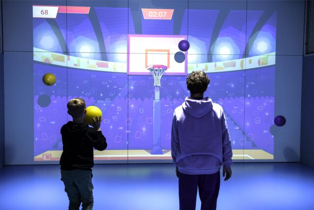 Zwei Kinder spielen Basketball
