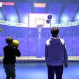 Zwei Kinder spielen Basketball