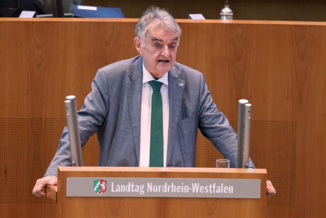 Der Nordrhein Westfälischen Innenminister Herbert Reul (CDU) spricht über dem Anschlag von Solingen, bei eine Plenarsitzung in der Nordrhein Westfälischen Landtag. 