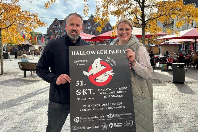 René (l.) und Denise Kullick mit dem Plakat für ihre Halloween Party auf dem Marktplatz in Castrop.