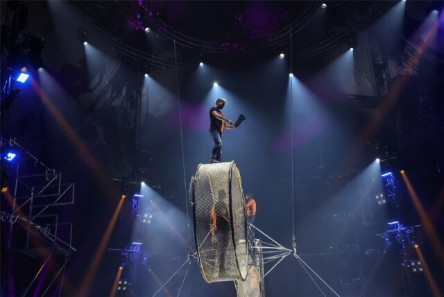 Von diesem Todesrad sind die beiden Artisten bei der Vorstellung des Zirkus Flic Flac in Dortmund gestürzt.