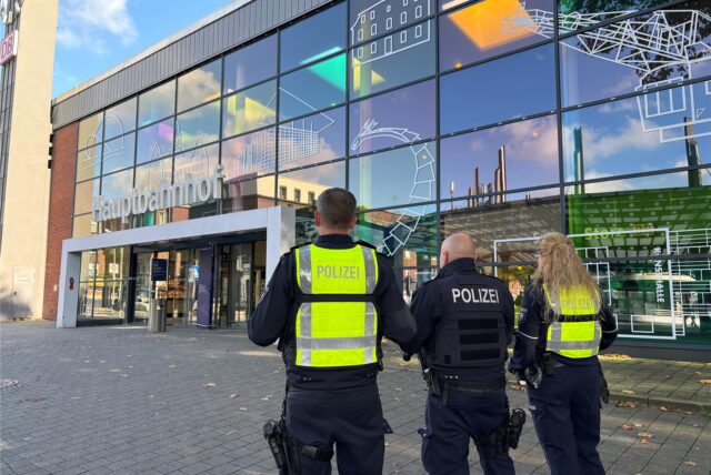 Eine Streife der Bundespolizei steht vor dem Bahnhofsgebäude in Recklinghausen