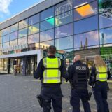 Eine Streife der Bundespolizei steht vor dem Bahnhofsgebäude in Recklinghausen