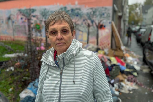 Anja Knoche vor den Müllbergen