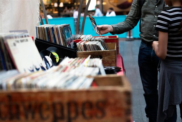 Schallplatten und verschiedene Gebrauchsgegenstände auf einem Trödelmarkt in NRW