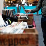 Schallplatten und verschiedene Gebrauchsgegenstände auf einem Trödelmarkt in NRW