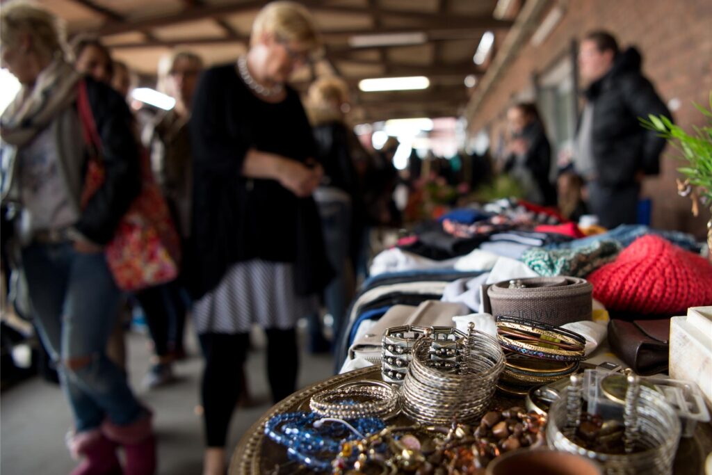 Diverse Modeaccessoires liegen am 10.04.2016 auf dem Mädchenflohmarkt 