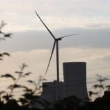 Vor dem Kohlekraftwerk Datteln IV steht das Windrad von Thorsten Küper.