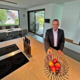 Immobilienmakler Benno Kroes steht in der Küche des Hauses
