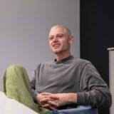 Julian Ryerson sitzt auf einem Stuhl.