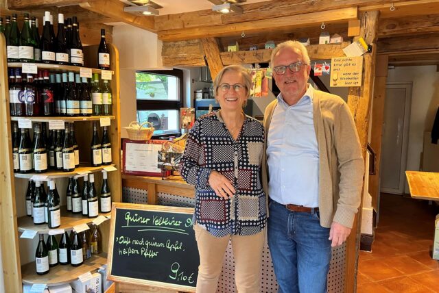 Inhaberin der Vinothek Wugat in Haltern präsentiert Wein.