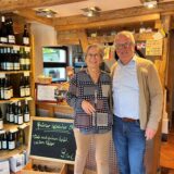 Inhaberin der Vinothek Wugat in Haltern präsentiert Wein.
