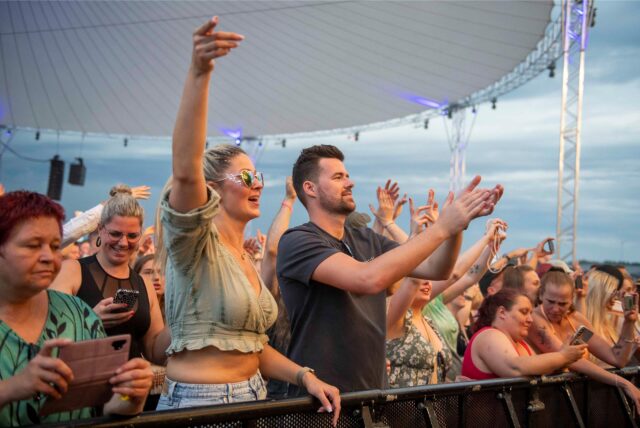 Tanzende auf dem Sunset Beach Festival in Haltern.