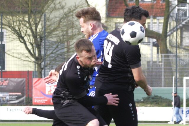 Geht als Kapitän bei Borussia Ahsen voran: Abwehr-Chef Torben Monno (M.), hier im Duell mit den Meckinghovern Pascal Almenröder (l.) und Denis Voca.