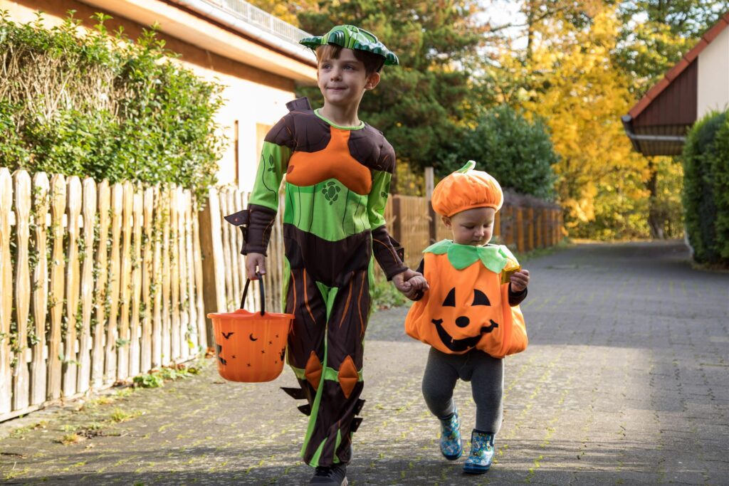 Zu Halloween verkleiden sich viele Kinder und gehen auf Süßigkeitenjagd.