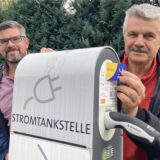 Gerd Hoschek und Sven Linke vom Marler E-Auto-Stammtisch laden ihr Fahrzeug an einer öffentlichen Ladesäule an der Max-Reger-Straße, die von den Hertener Stadtwerken betrieben wird.