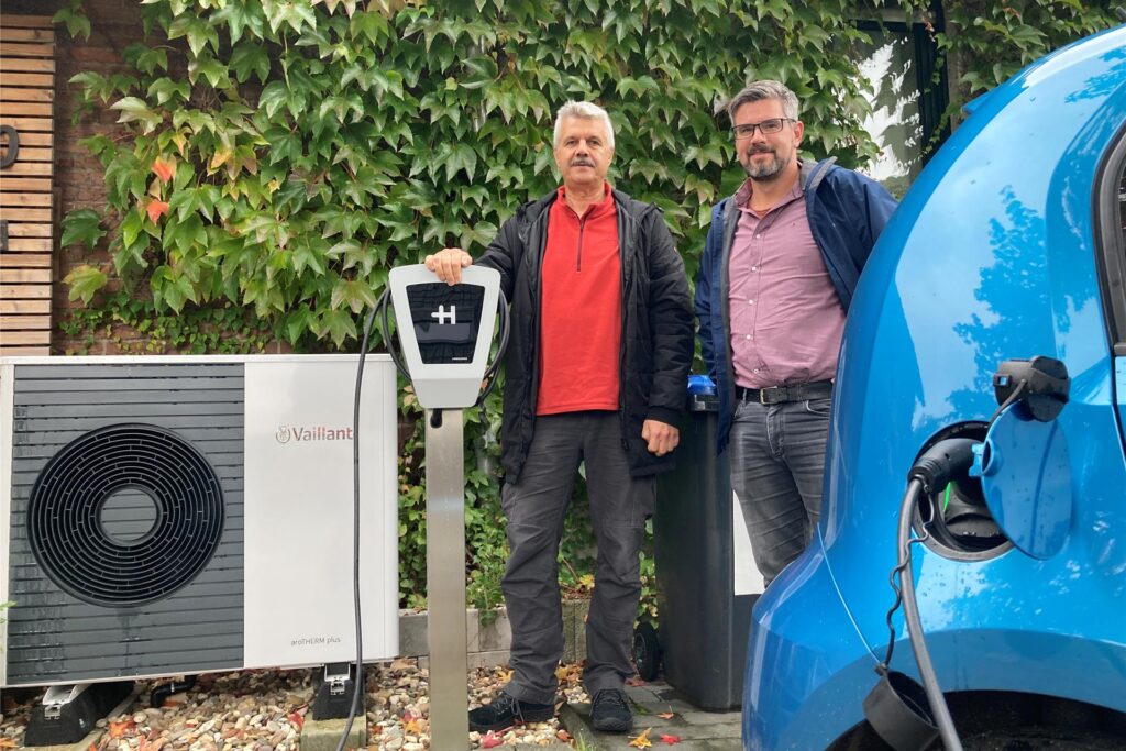 Mit Wallbox und Wärmepumpe: Sven Linke und Gerd Hoschek werben für ein Leben ohne klimaschädliche fossile Energieträger. Mit Wallbox und Wärmepumpe: Sven Linke und Gerd Hoschek werben für ein Leben ohne klimaschädliche fossile Energieträger.