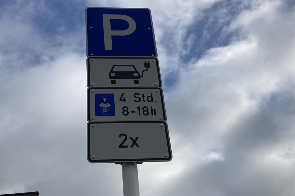 Laden an 22kW-Ladesäulen ist zumindest tagsüber meist zeitlich auf vier Stunden begrenzt. Einen Bahn-Pendler mit E-Auto würde das wenig nützen. Laden an 22kW-Ladesäulen ist zumindest tagsüber meist zeitlich auf vier Stunden begrenzt. Einen Bahn-Pendler mit E-Auto würde das wenig nützen.