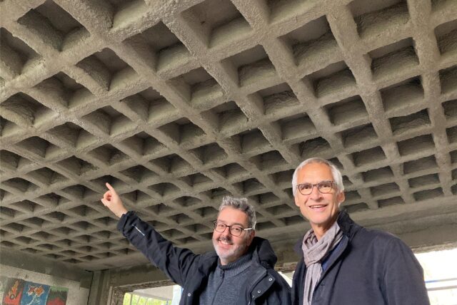 Die Architekten Klaus Gartmann (l.) und Franz-Jörg Feja erklären anhand dieser Kassettendecke die Betonsanierung der ehemaligen Hauptschule an der Kampstraße.