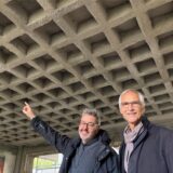 Die Architekten Klaus Gartmann (l.) und Franz-Jörg Feja erklären anhand dieser Kassettendecke die Betonsanierung der ehemaligen Hauptschule an der Kampstraße.