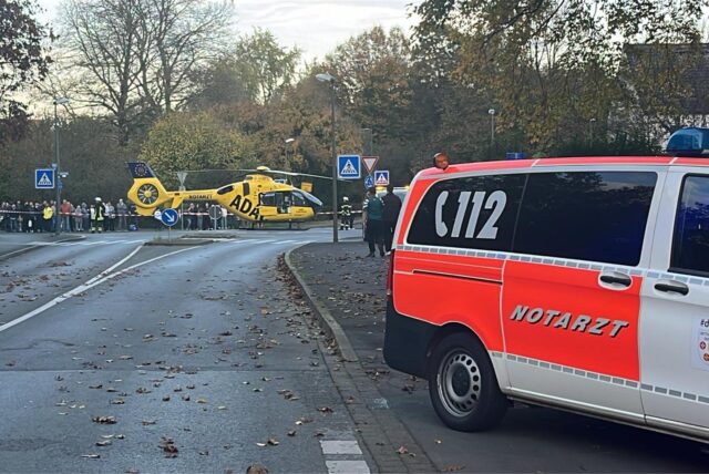 Ein Helikopter ist mitten auf einem Kreisverkehr in Dortmund gelandet.