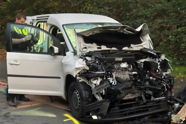 Zwei Autos sind frontal zusammengestoßen. Es gab vier Verletzte.