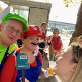 Reporterin Julia Segantini berichtet vom Einlass der Darts-EM in die Westfalenhalle Dortmund.
