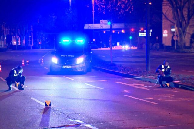 Die Polizei untersucht den Tatort auf dem Dortmunder Ostwall.