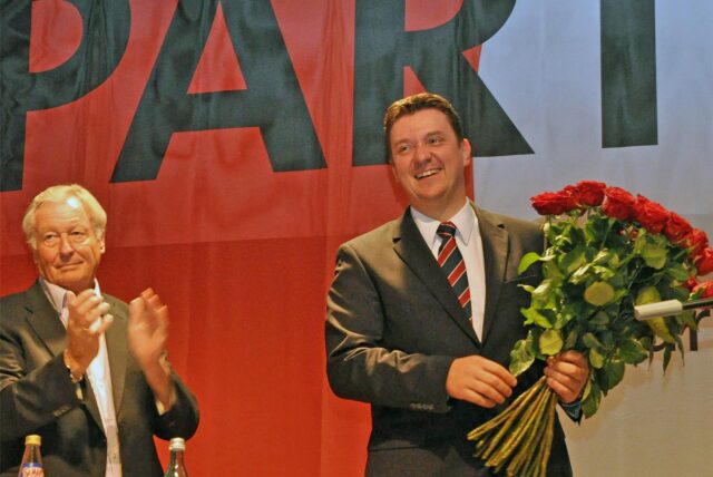 2014 wurde Rajko Kravanja zum Bürgermeisterkandidaten von der SPD Castrop-Rauxel nominiert. Zum Glückwunsch erhält er einen Blumenstrauß von Amtsvorgänger Johannes Beisenherz.
