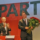 2014 wurde Rajko Kravanja zum Bürgermeisterkandidaten von der SPD Castrop-Rauxel nominiert. Zum Glückwunsch erhält er einen Blumenstrauß von Amtsvorgänger Johannes Beisenherz.
