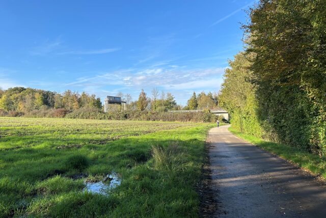 Die Dorlohstraße nach Norden fotografiert mit der A42-Brücke im Hintergrund