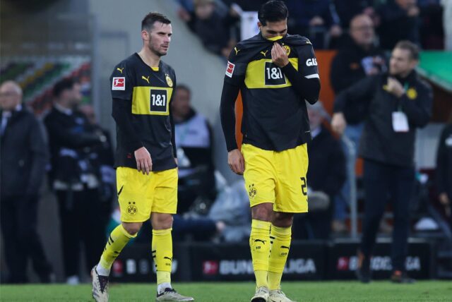 Emre Can hält sich das Trikot vors Gesicht.