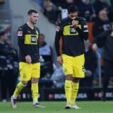 Emre Can hält sich das Trikot vors Gesicht.