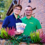 Dagmar und Heinz Feugmann präsentieren auf ihrem Hof in Recklinghausen die Landservice-Broschüre