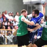 Handball Oberliga 2 26. Oktober 2024, Halle Nord. PSV Recklinghausen – HSC Haltern-Sythen 24:36. Mika Knöner wird von Toren Eberhard und Philipp Berg „zugemacht“.