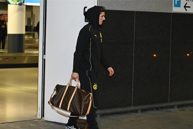 Marcel Sabitzer trägt eine Tasche.