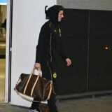 Marcel Sabitzer trägt eine Tasche.