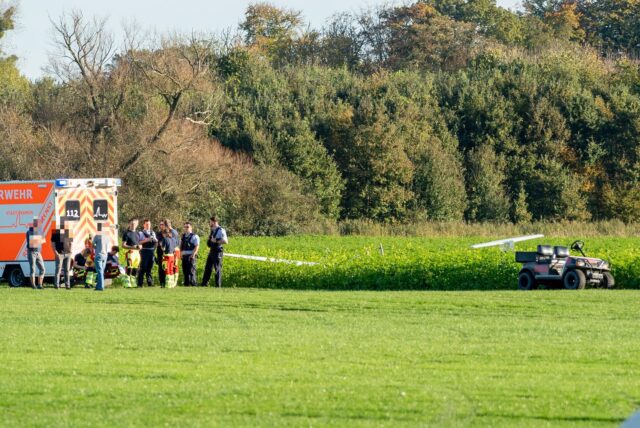 Auf dem Bild sieht man ein Segelflugzeug, was in einem Feld liegt.