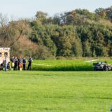 Auf dem Bild sieht man ein Segelflugzeug, was in einem Feld liegt.